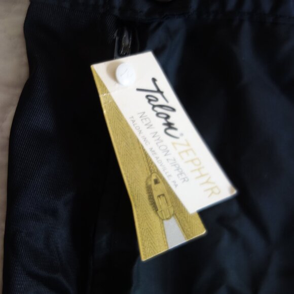 Vtg yet NWT U.S.A. BEVERLY VOGUE Black Half Slip w/ Zipper Lace Rose – Sz 32 - Picture 4 of 7